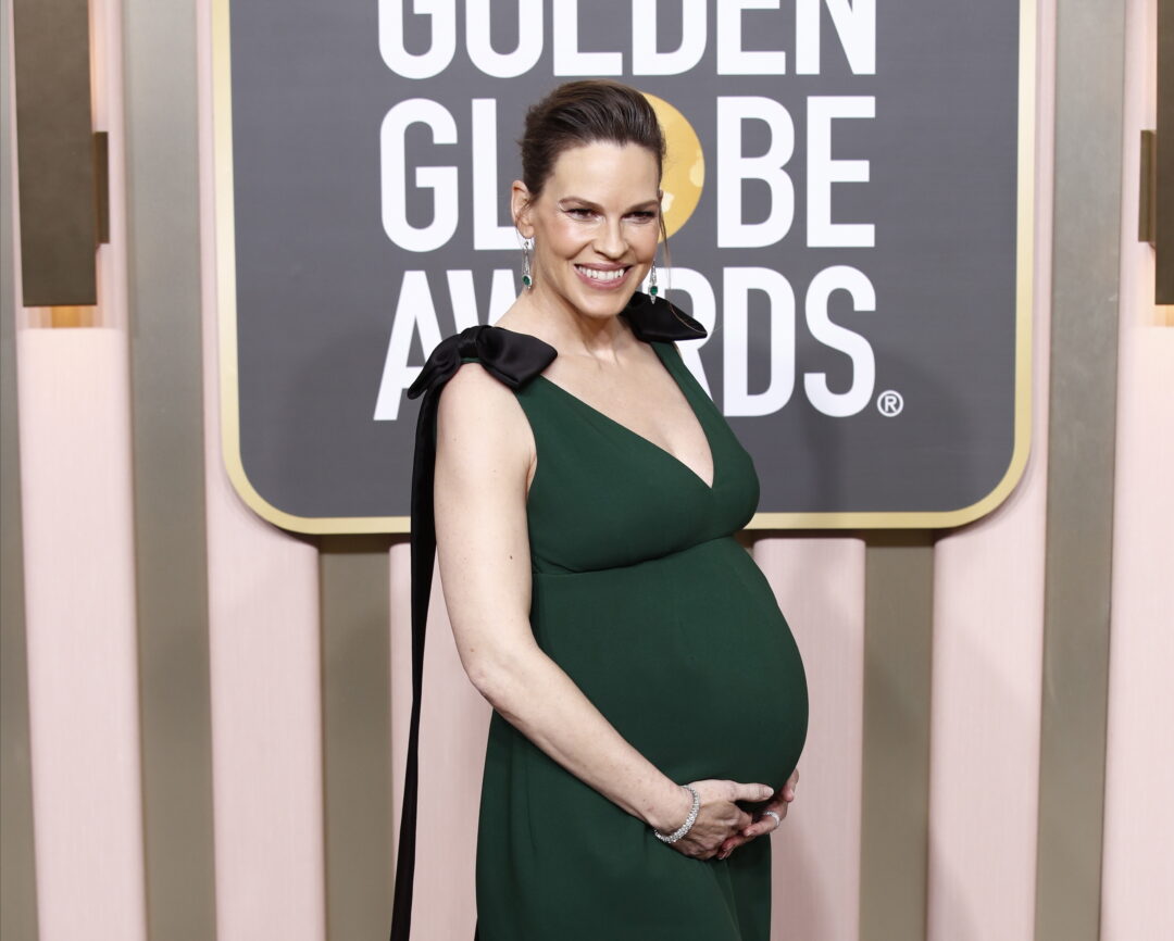 Η έγκυος Hilary Swank στις Χρυσές Σφαίρες 2023