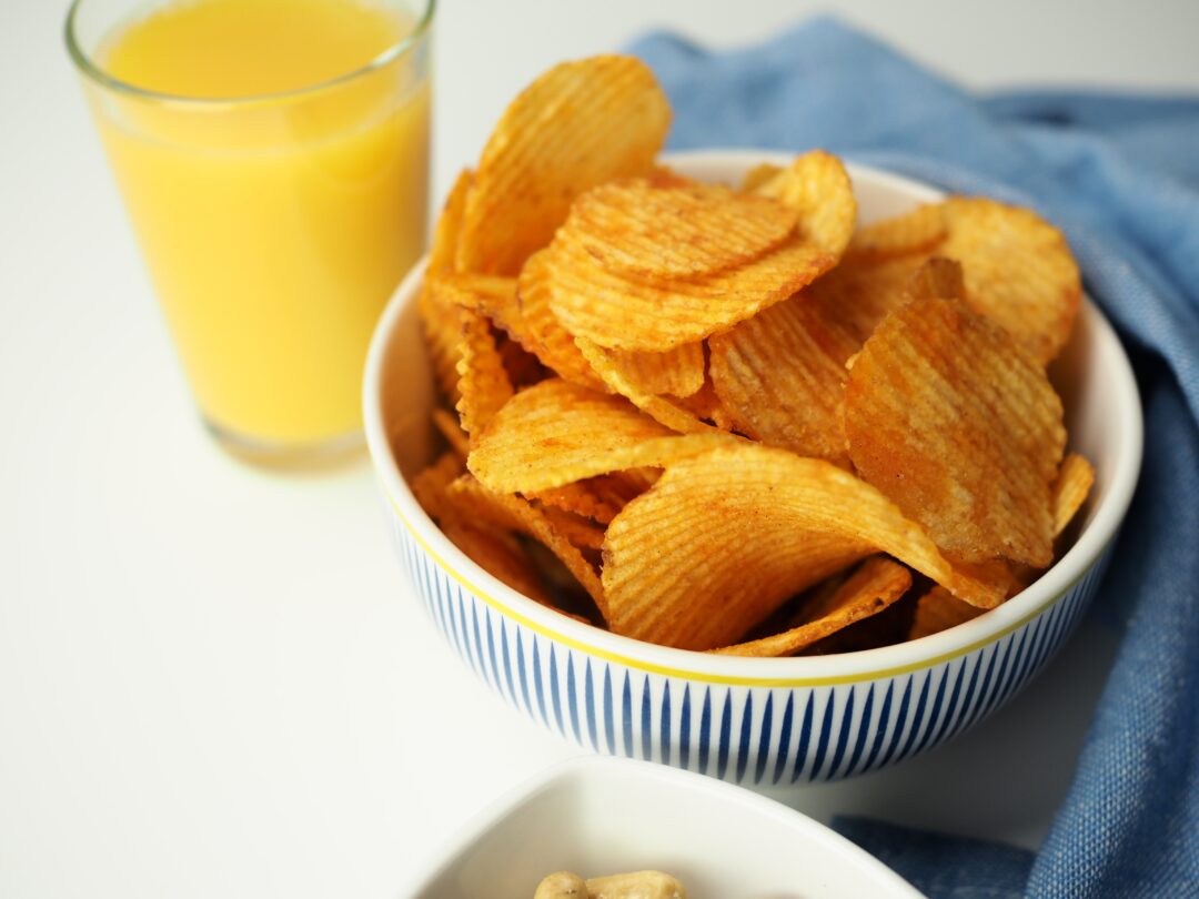 chips και χυμος πορτοκαλι