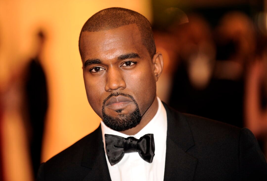 Ο Kanye West με κουστούμι