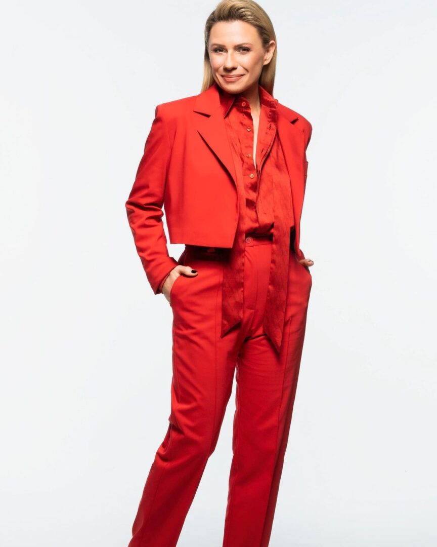 Κατερίνα Καραβάτου με κόκκινο κοστούμι