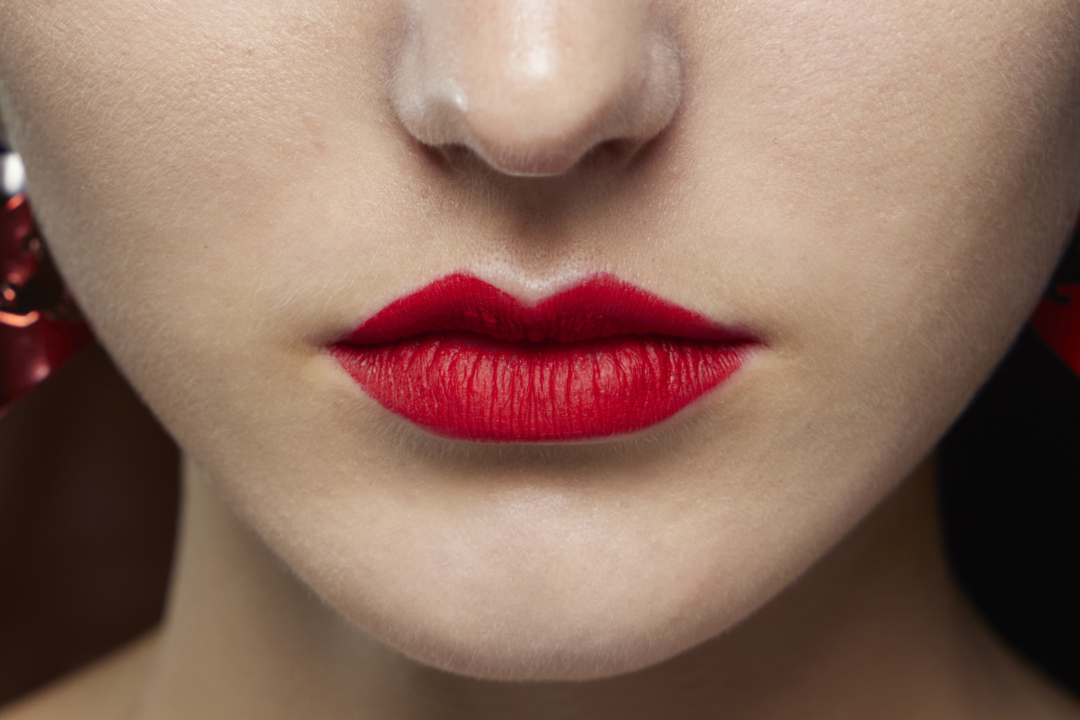 Long lasting lipstick: 5 κραγιόν που κρατούν τα χείλη σου εντυπωσιακά όλη μέρα