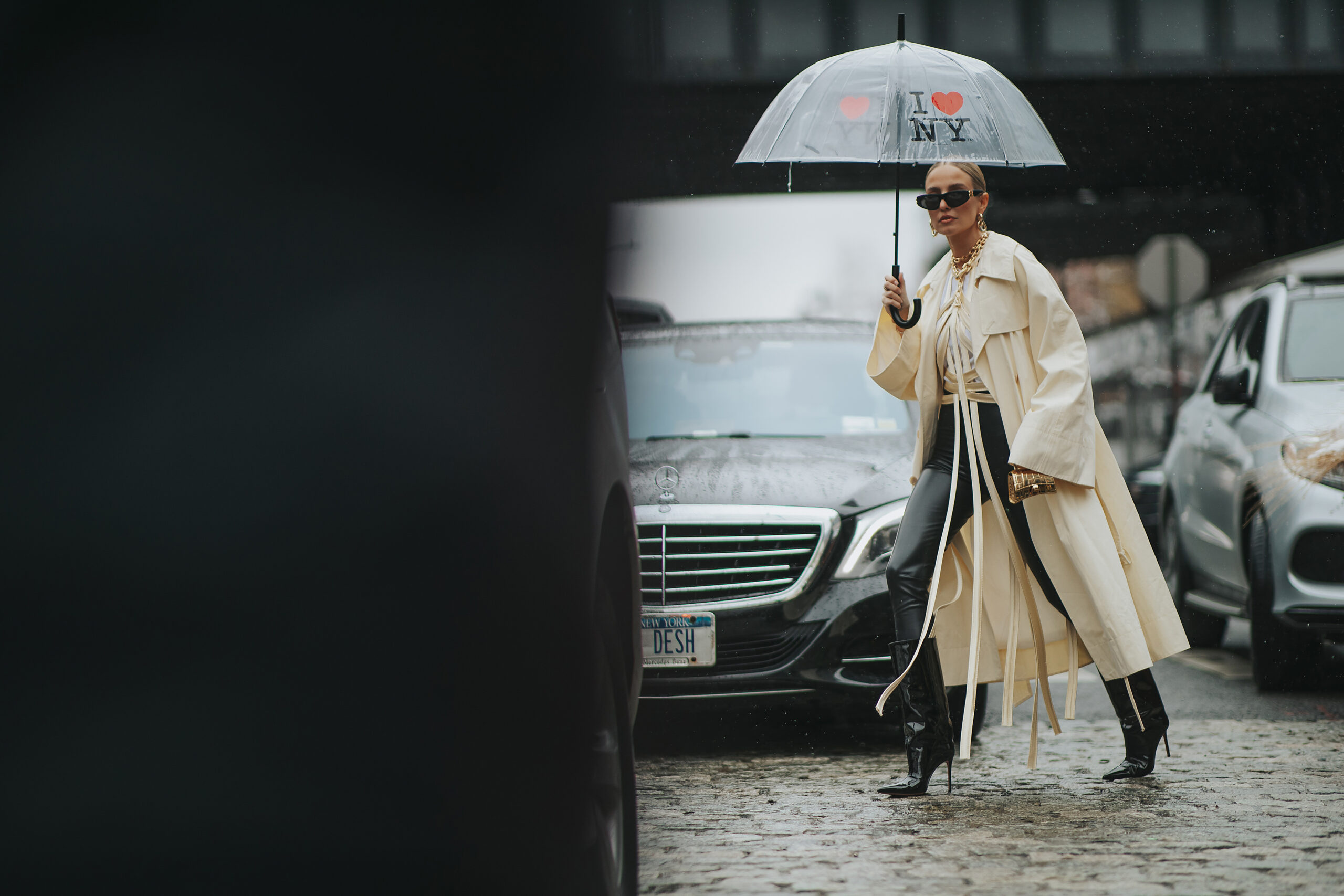 1 eco leather παντελόνι και 4 διαφορετικοί τρόποι να το φορέσεις από το πρωί ως το βράδυ