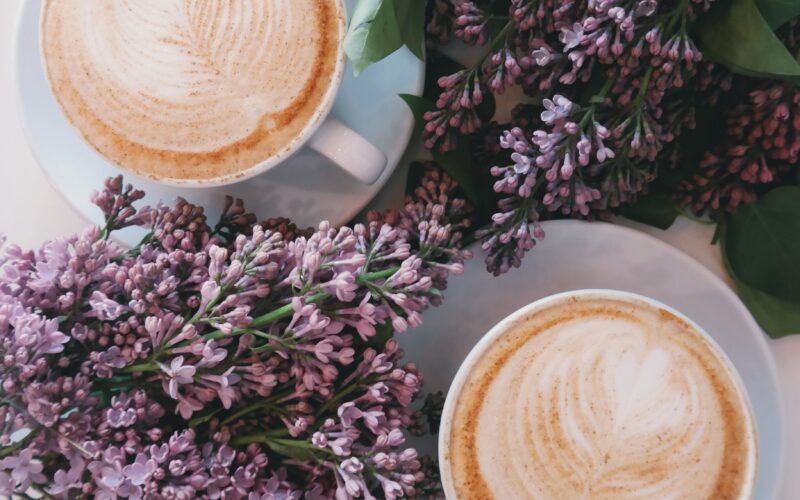 δυο φλυτζανια με καφε και μωβ λουλουδια