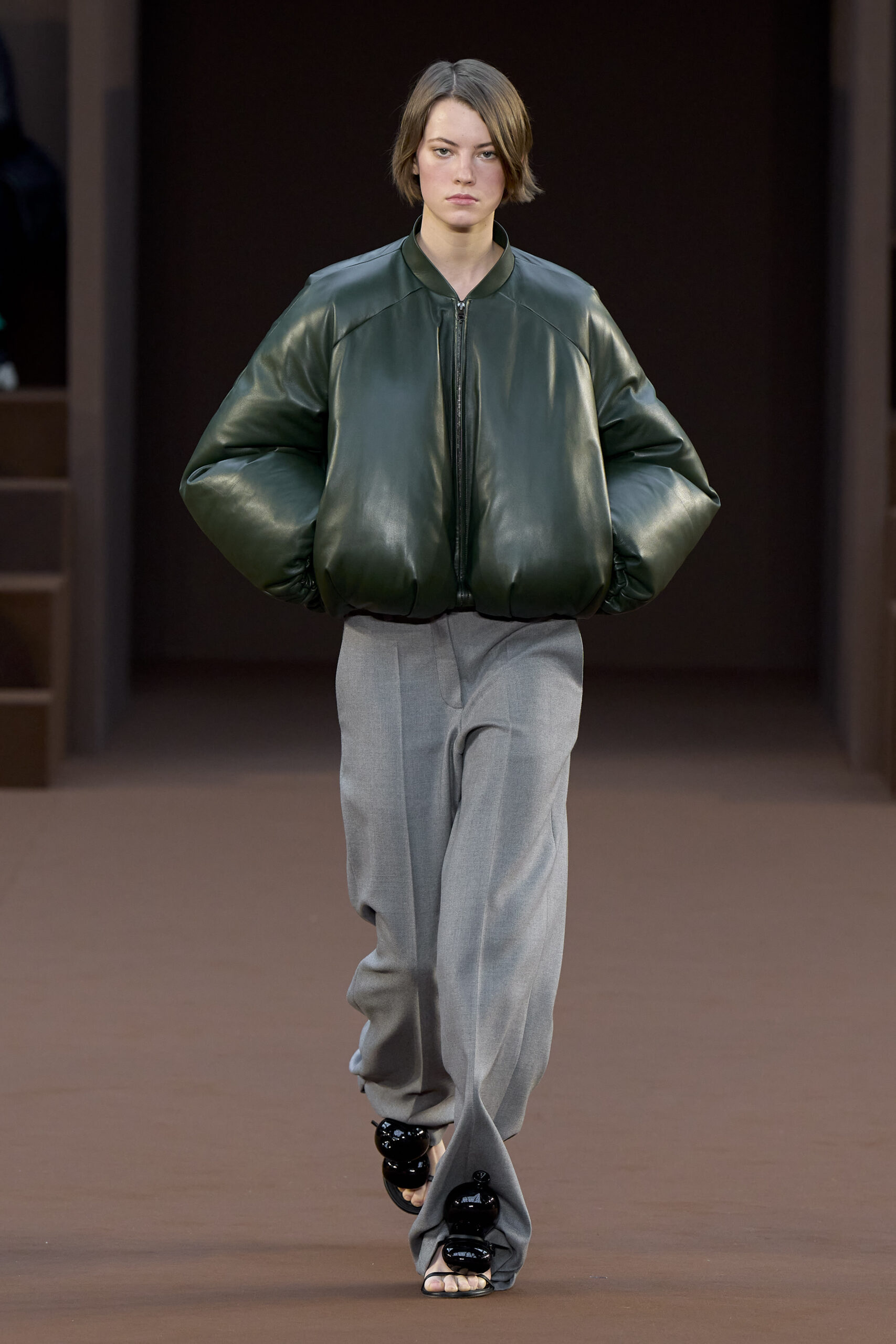 Ένα από τα πιο δημοφιλή jacket για το 2023 είναι αναμφισβήτητα το bomber της Loewe