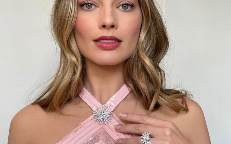Margot Robbie στις Χρυσες Σφαιρες με ροζ παστελ νυχια