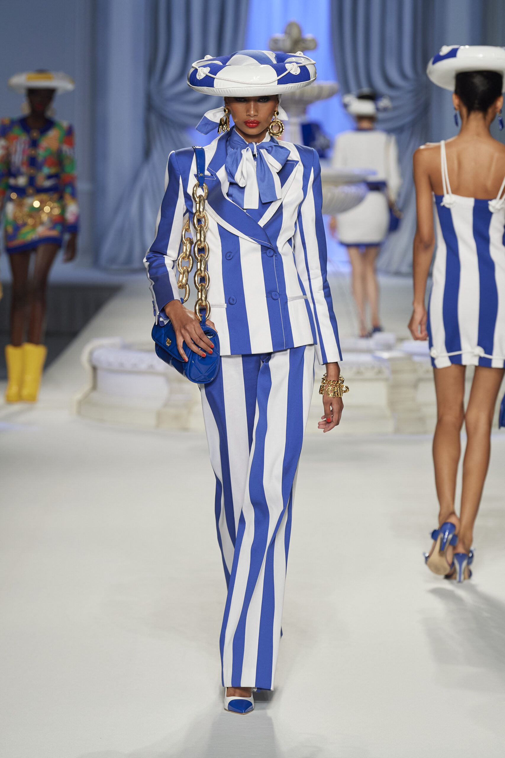 Το αλληγορικό μήνυμα πίσω από τα σωσίβια στην SS23 συλλογή του Moschino