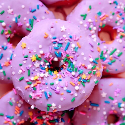 Τούρτα γενεθλίων σε σχήμα γιγάντιου donut και απόλαυσε γλύκα στο μέγιστο
