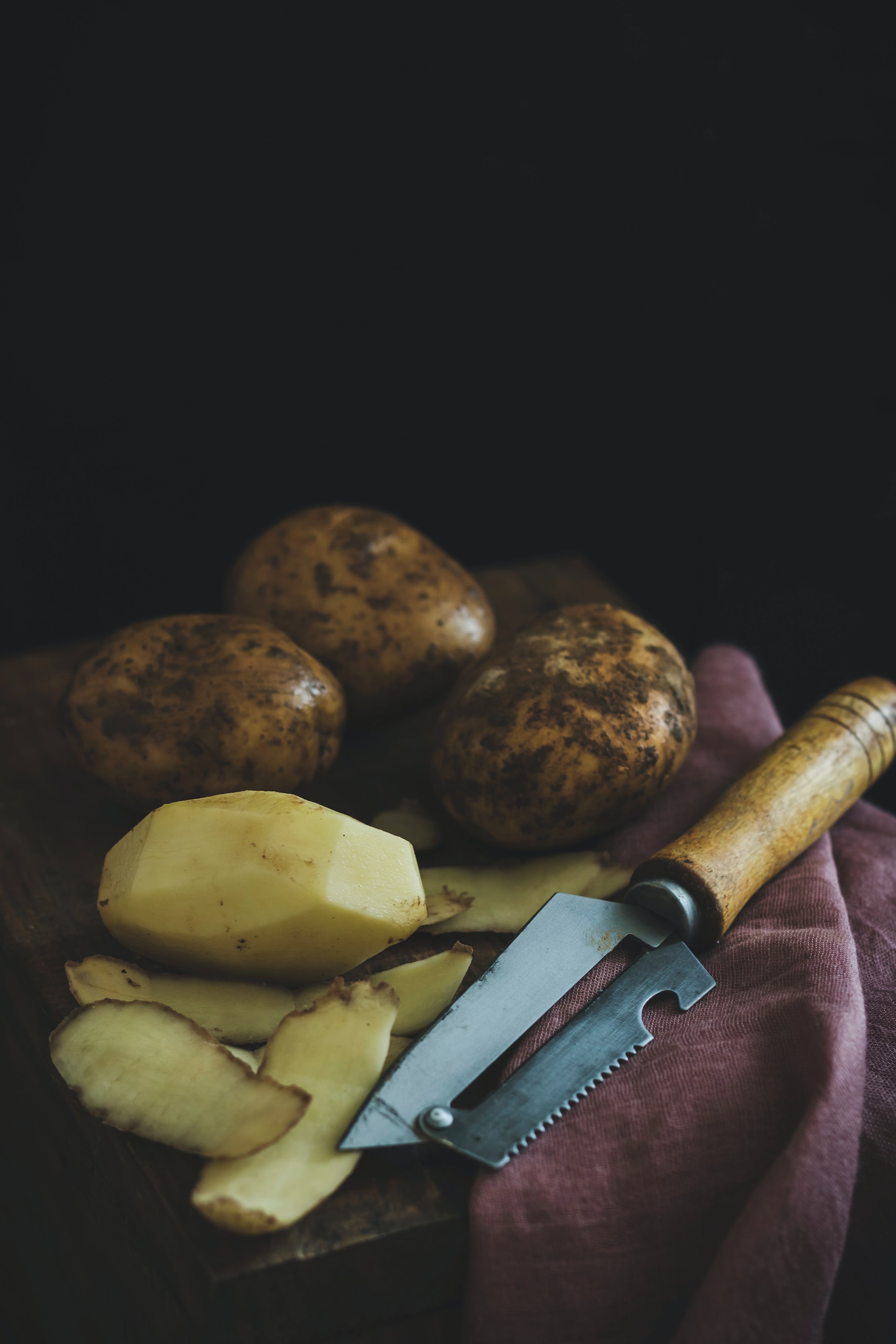 Πώς να αποθηκεύεις σωστά τις πατάτες στην κουζίνα σου για να μη βγάζουν γρήγορα ρίζες