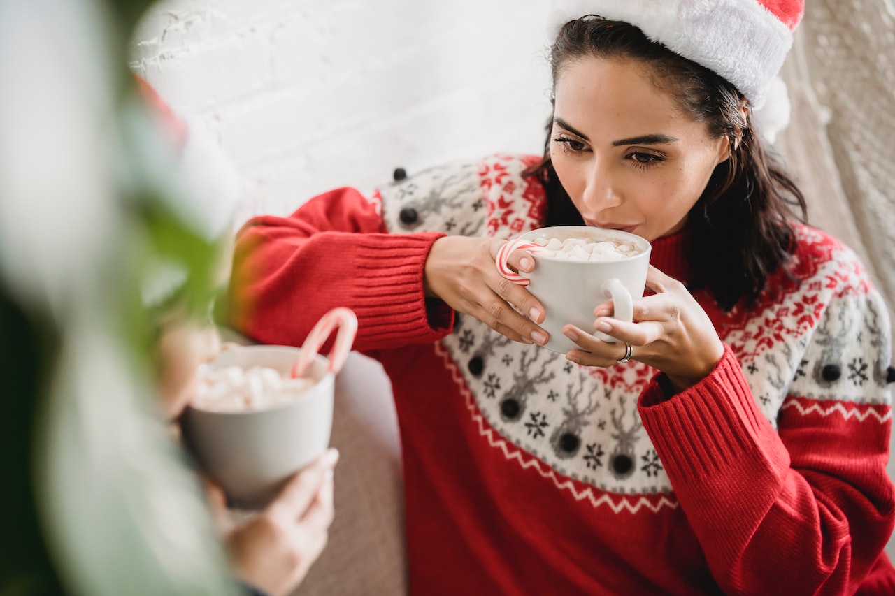 Πώς να φροντίσεις το αγαπημένο σου χριστουγεννιάτικο πουλόβερ (+να το αποθηκεύσεις σωστά)