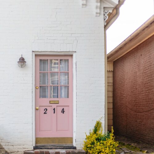 Ροζ πόρτα με άσπρο τοίχο
