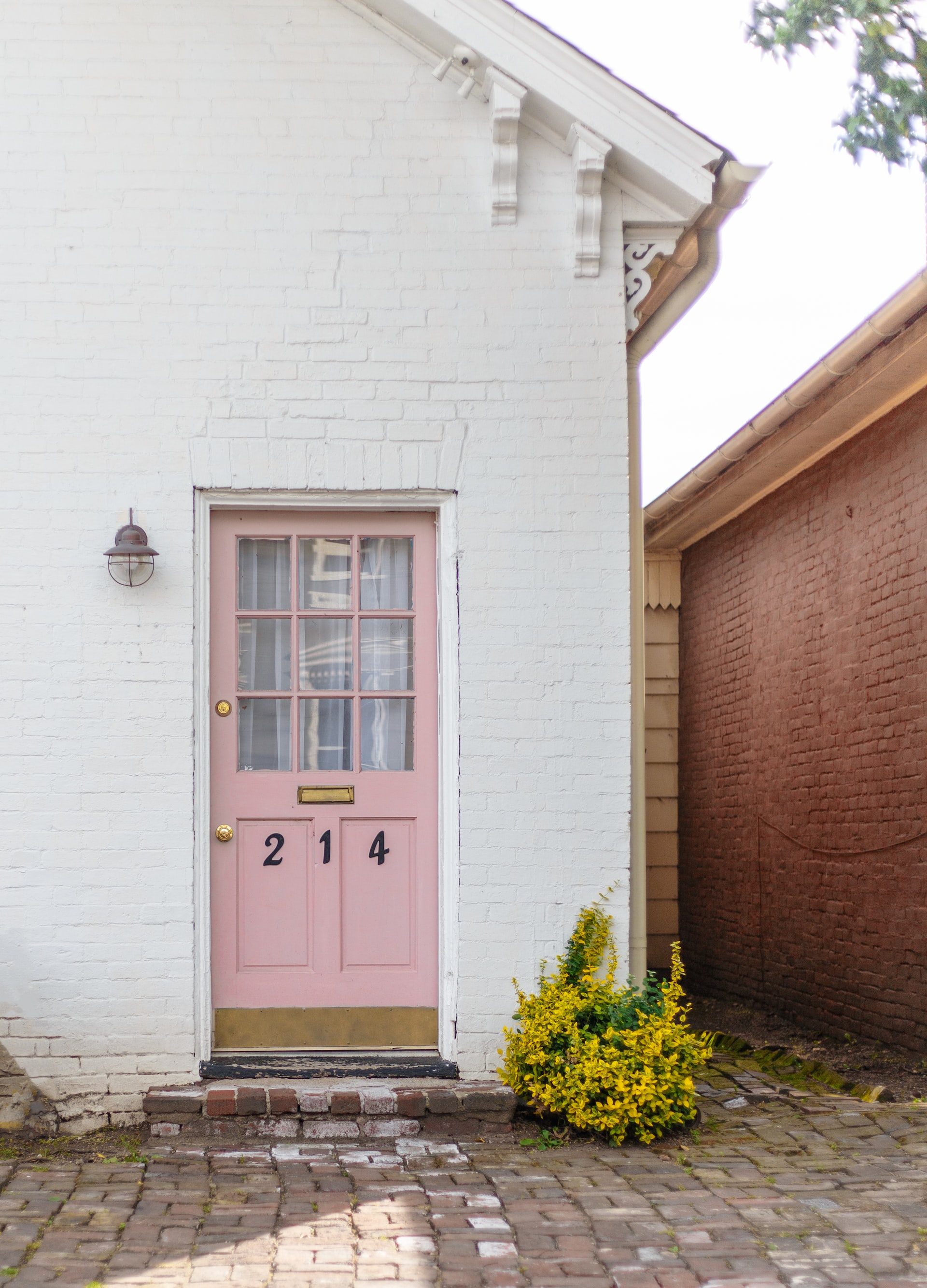 Ροζ πόρτα με άσπρο τοίχο