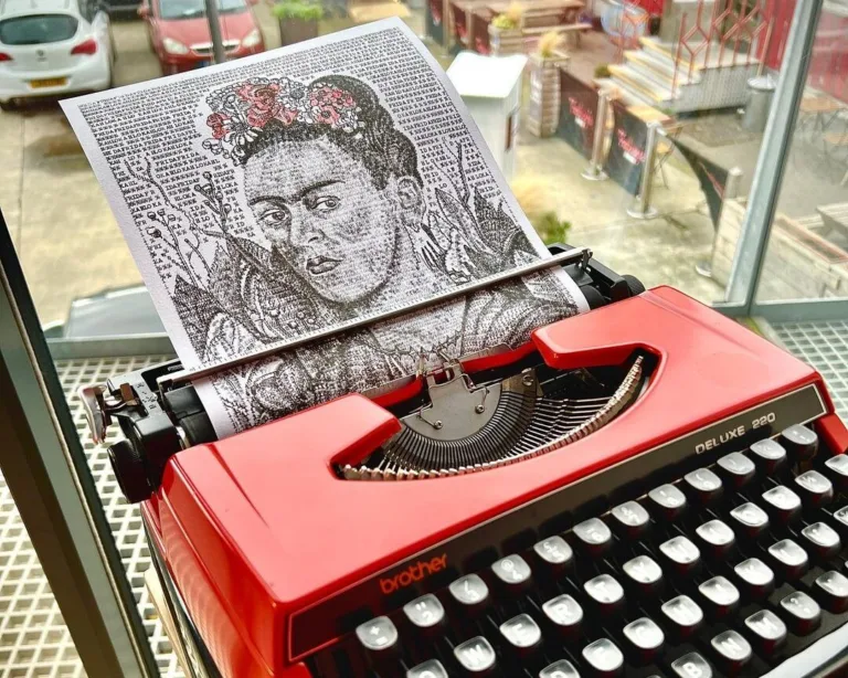 Ένας καλλιτέχνης αναδημιουργεί διάσημους πίνακες πληκτρολογώντας τους σε μια vintage γραφομηχανή