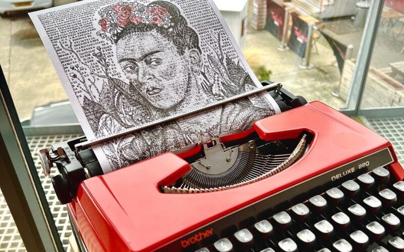 Ένας καλλιτέχνης αναδημιουργεί διάσημους πίνακες πληκτρολογώντας τους σε μια vintage γραφομηχανή
