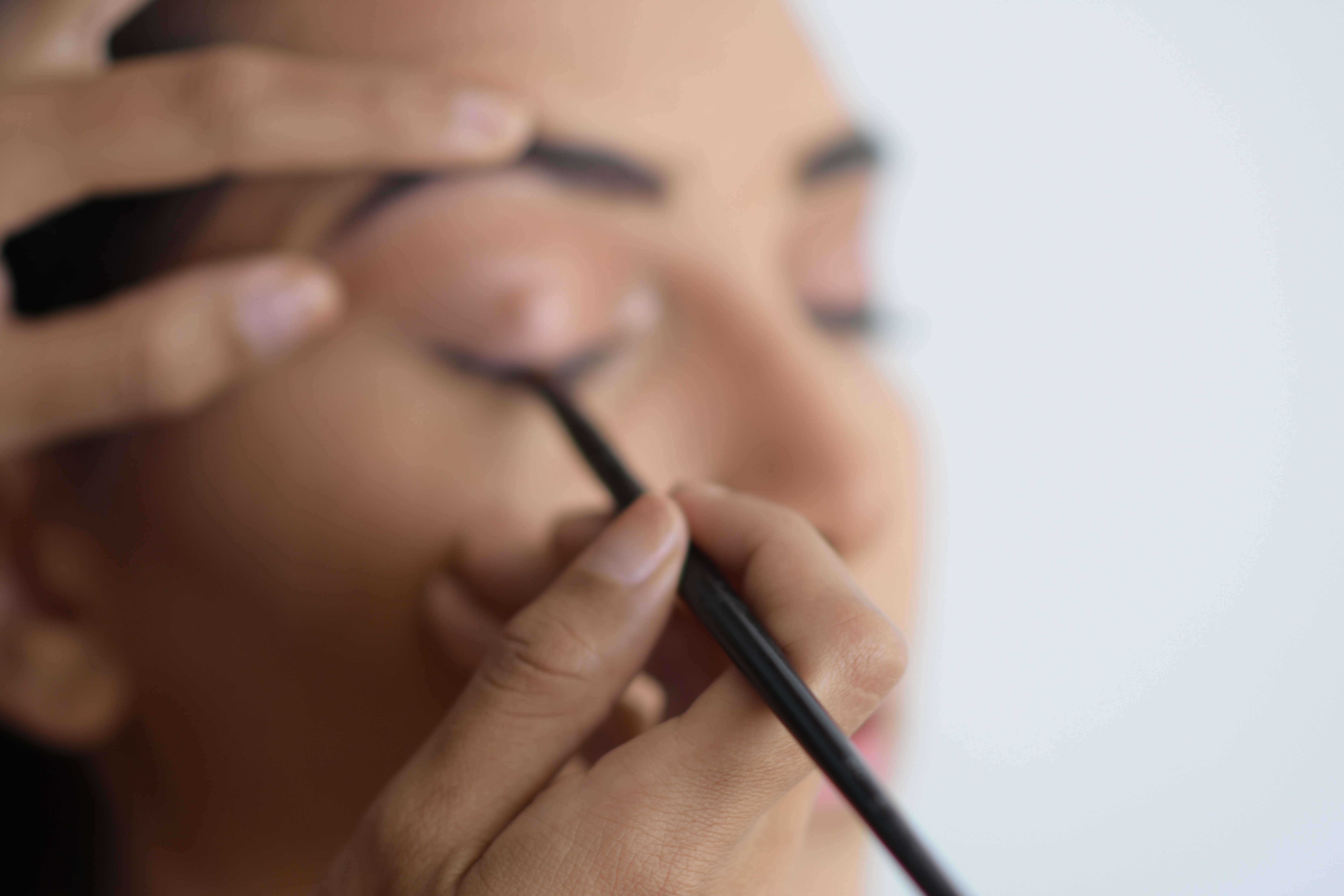 γυναικα που φοραει eyeliner