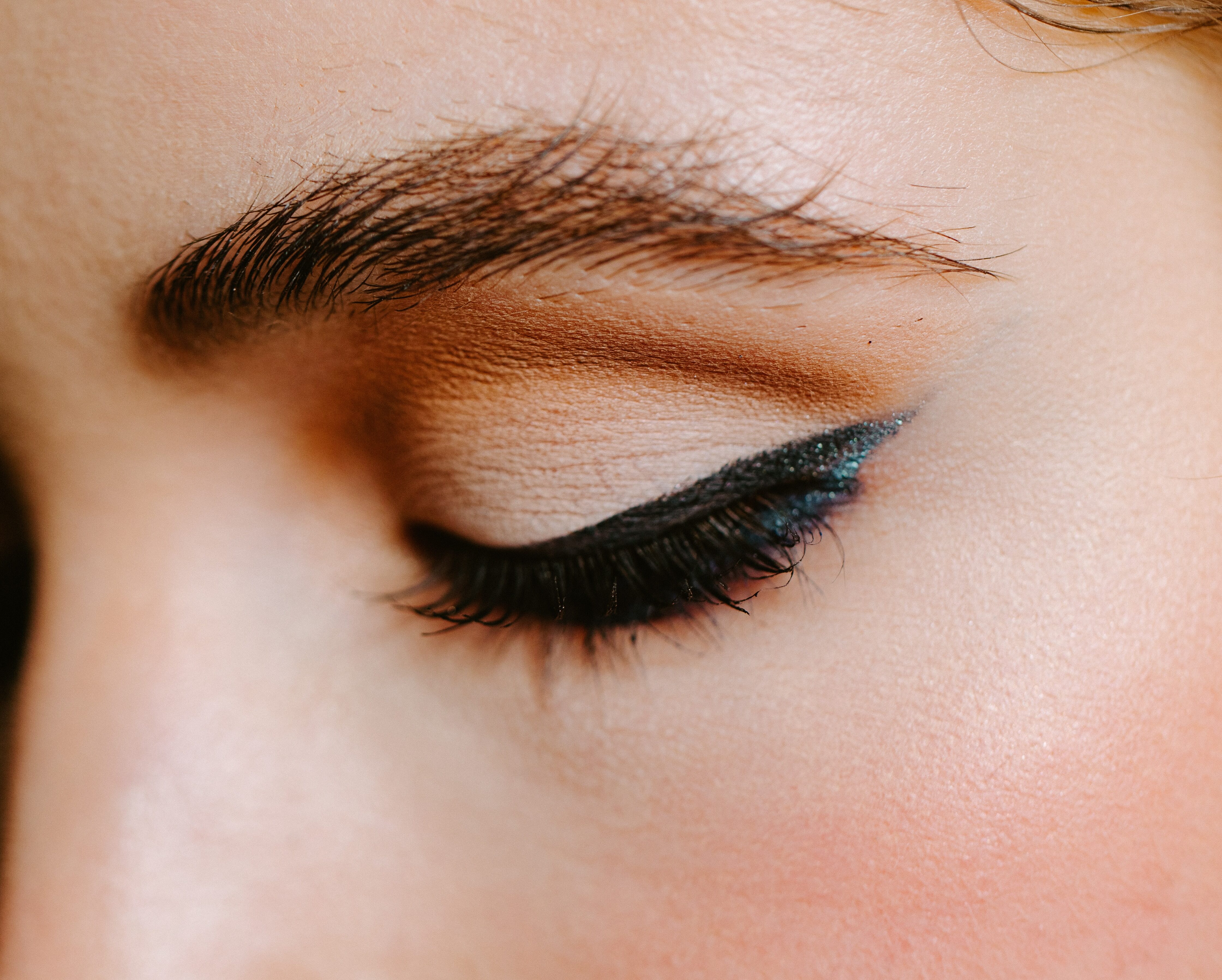 Πώς να διατηρήσεις on fleek το eyeliner σου ακόμα και στις πιο ζεστές ημέρες
