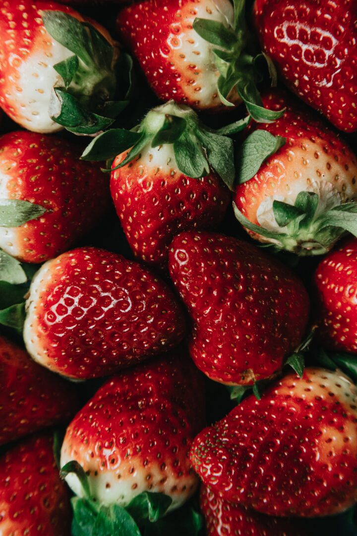 Πριν φας τις αγαπημένες σου φράουλες σκέψου να τις κάνεις μάσκα για τα μαλλιών  