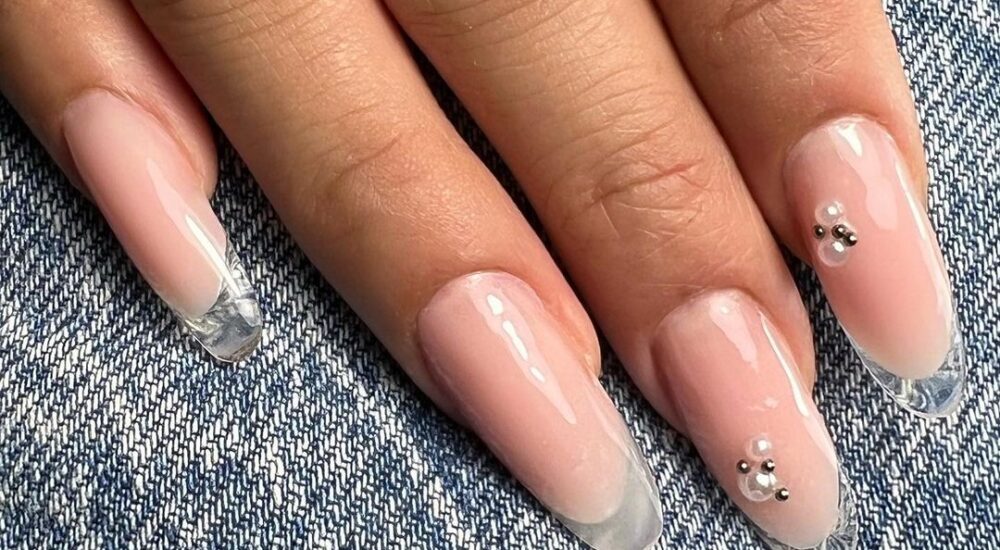Glass French: Το nail trend που μεγενθύνει τα νύχια και απογειώνει το μανικιούρ σου