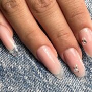 Glass French: Το nail trend που μεγενθύνει τα νύχια και απογειώνει το μανικιούρ σου