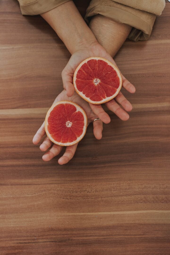 χέρια φρούτα