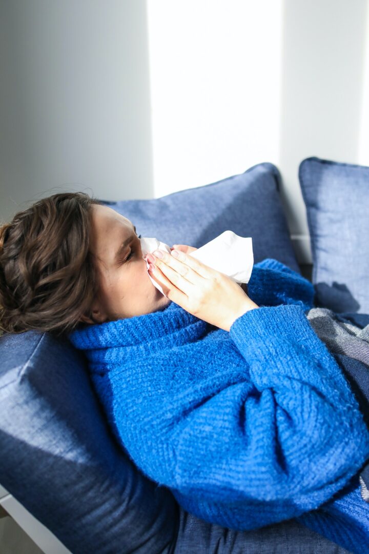 Έχεις γρίπη αλλά πρέπει να δουλέψεις; 6 πράγματα που θα σε κάνουν να νιώσεις καλύτερα