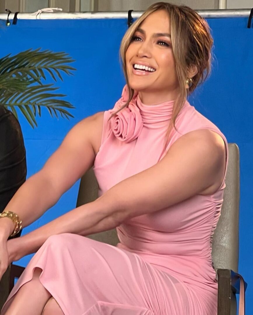 Η Jennifer Lopez me ροζ φορεμα σε συνεντευξη τυπου