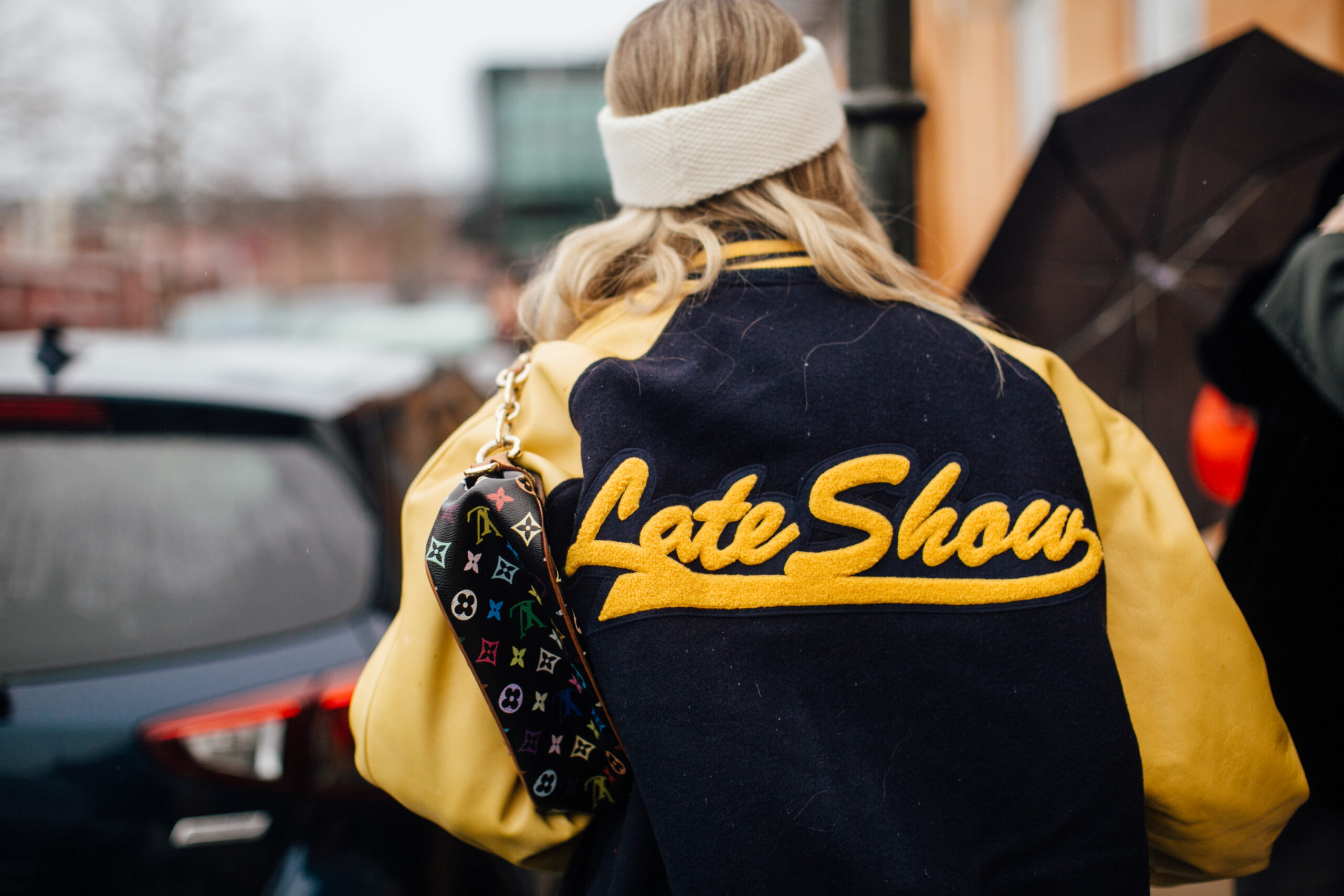 Μήπως ήδη έχεις το key item της σεζόν στη ντουλάπα σου; Τα κολεγιακά jacket επέστρεψαν