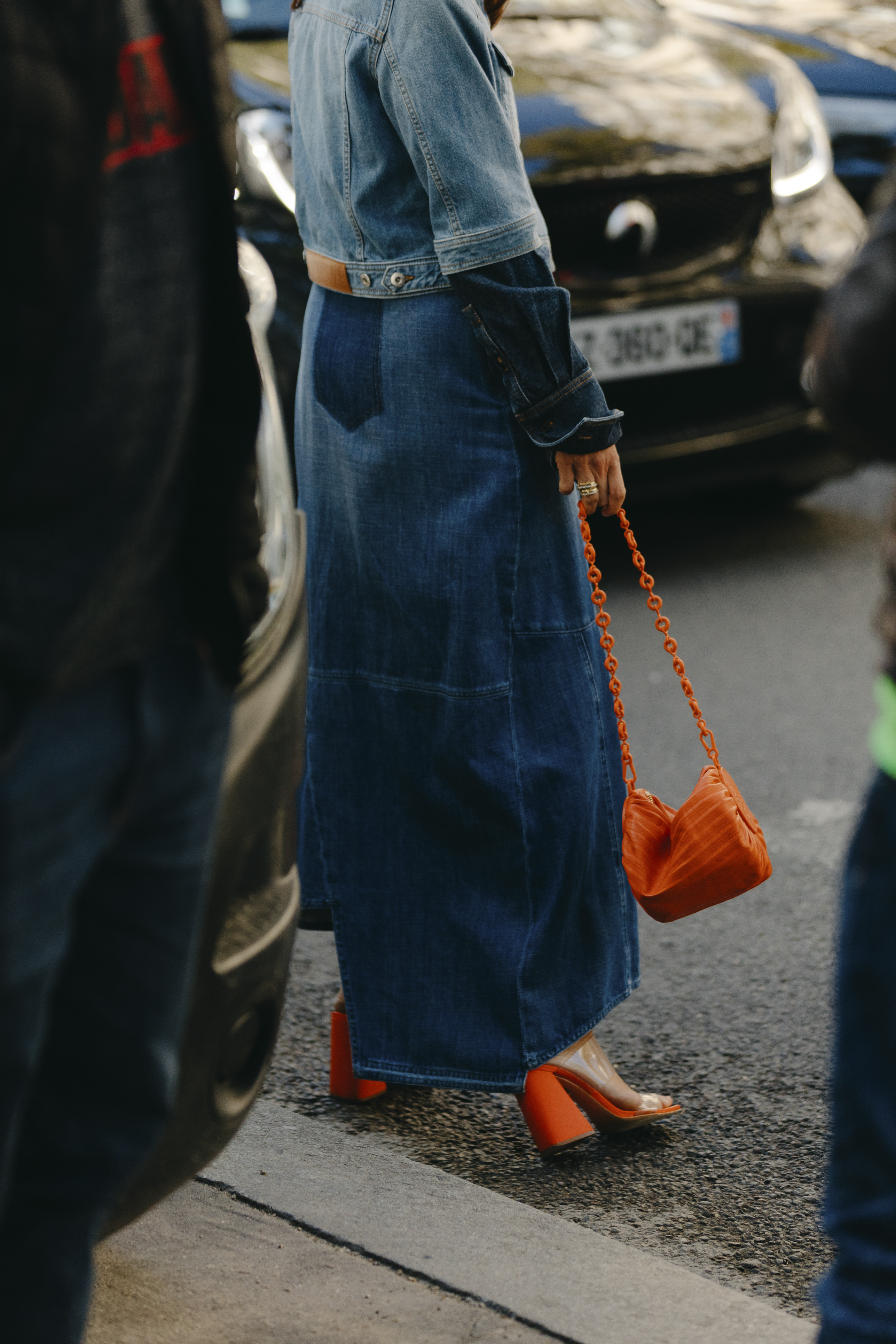 Οι maxi jean φούστες είναι το απόλυτο fashion trend του 2023- Καιρός να τις αγαπήσεις!