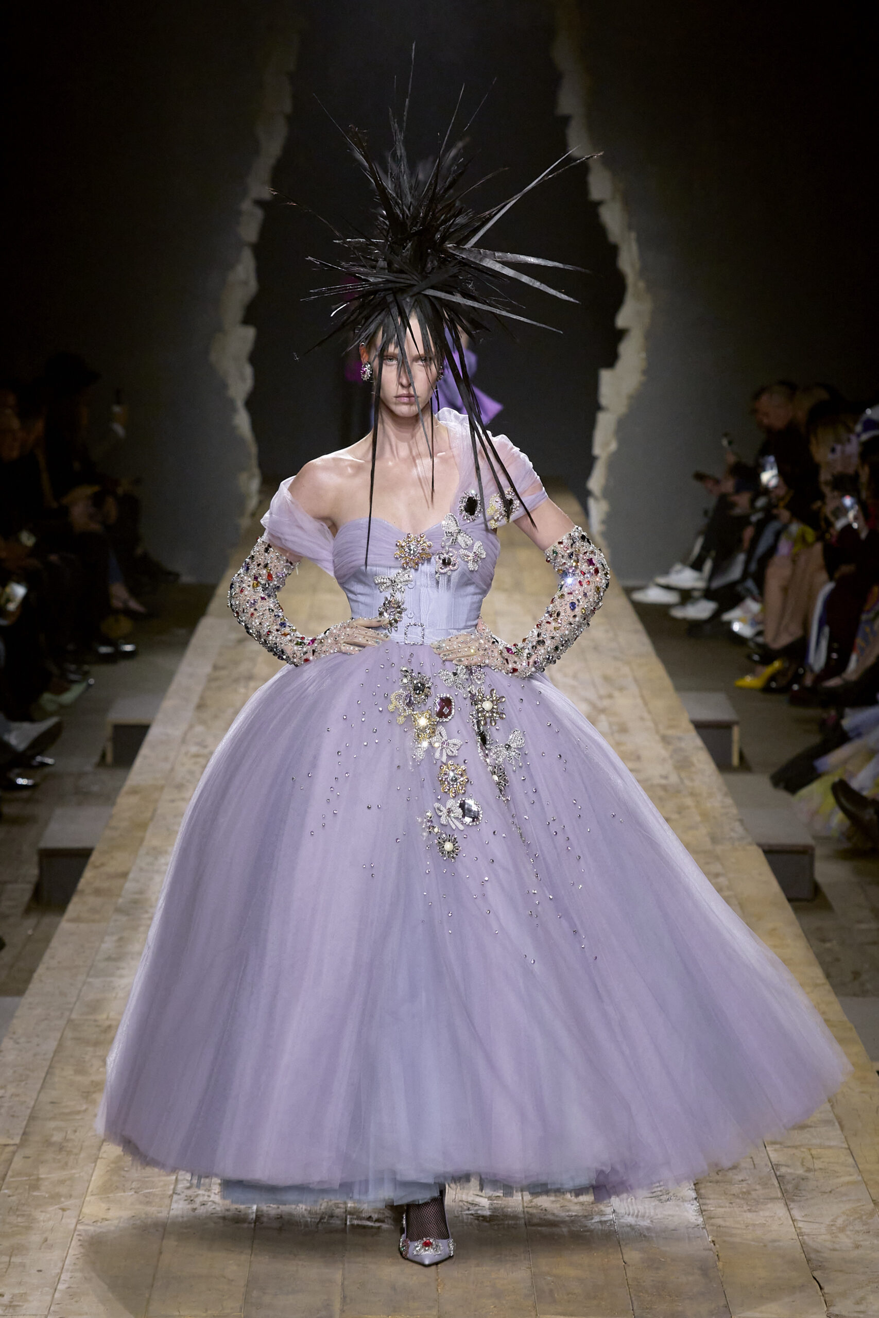 Ο οίκος Moschino προσέγγισε τη FW’23 συλλογή με μια pop-punk διάθεση