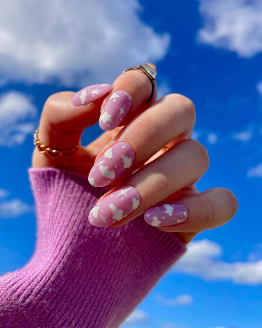 ουρανος και ροζ νυχια με ζωγραφισμενα συννεφα