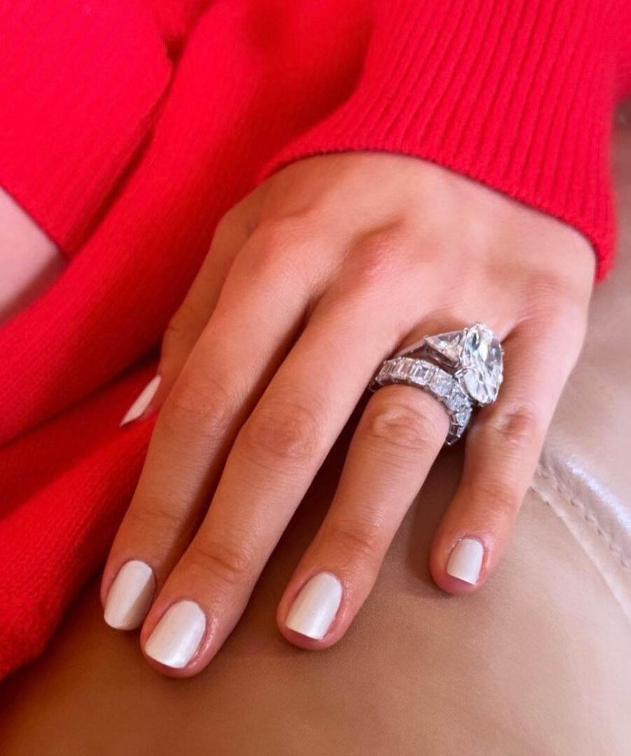 Τα λεύκα νύχια της Nicola Peltz Beckham είναι το απολυτό icy winter μανικιούρ