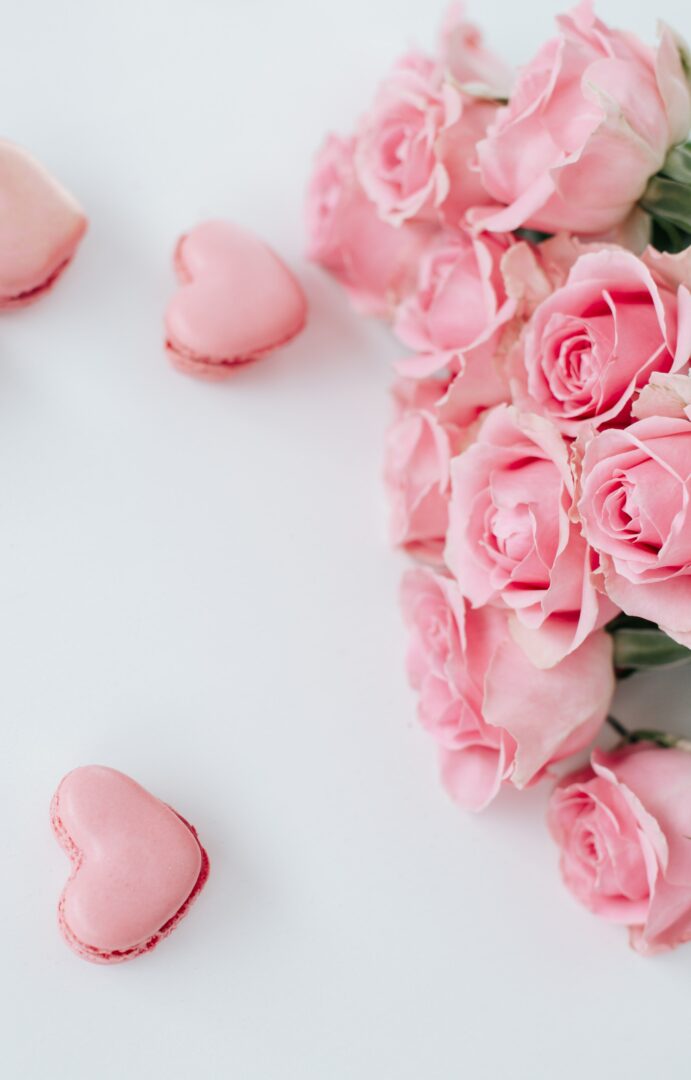 ροζ τριαντάφυλλα και ροζ μακαρον σε σχημα καρδιας