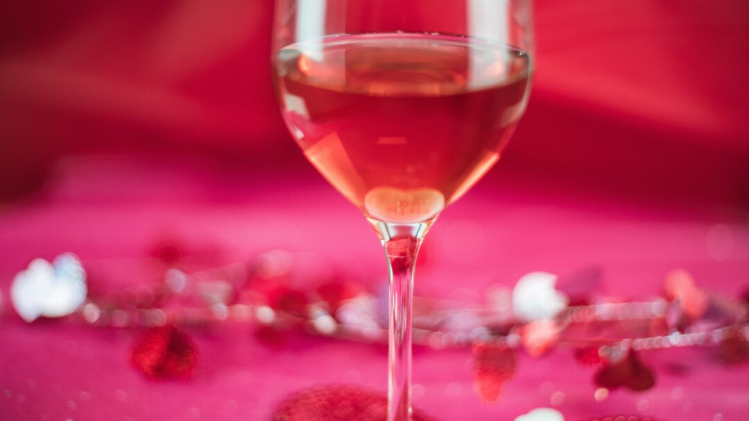 ροζ κρασι σε γυαλινο ποτηρι