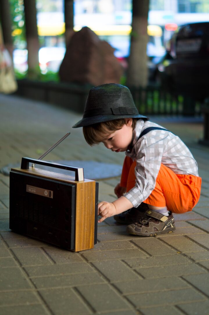 ενα μικρο παιδακι παιζει με ενα ραδιοφωνο