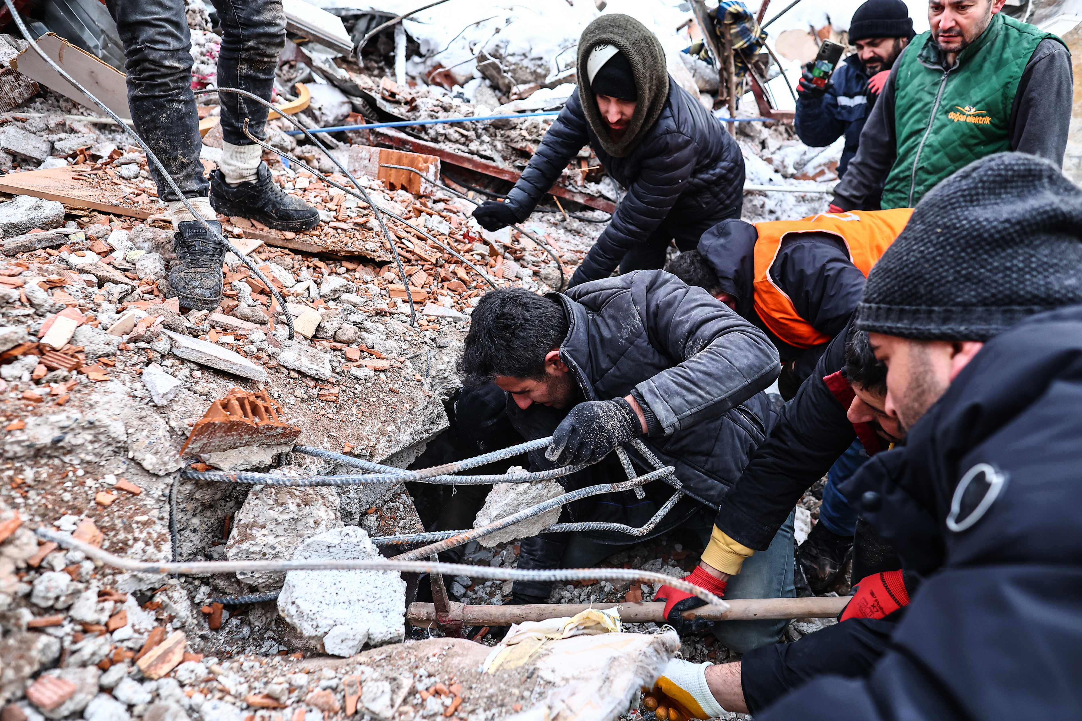 Πώς μπορείς να βοηθήσεις τους σεισμοπαθείς σε Τουρκία και Συρία- Οι δήμοι που στέλνουν βοήθεια