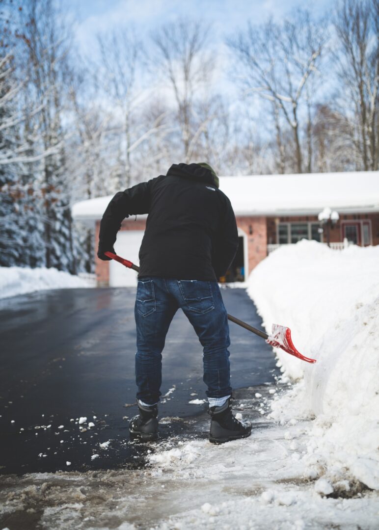 Πώς να απομακρύνεις απλά και με ασφάλεια το χιόνι από την πόρτα σου