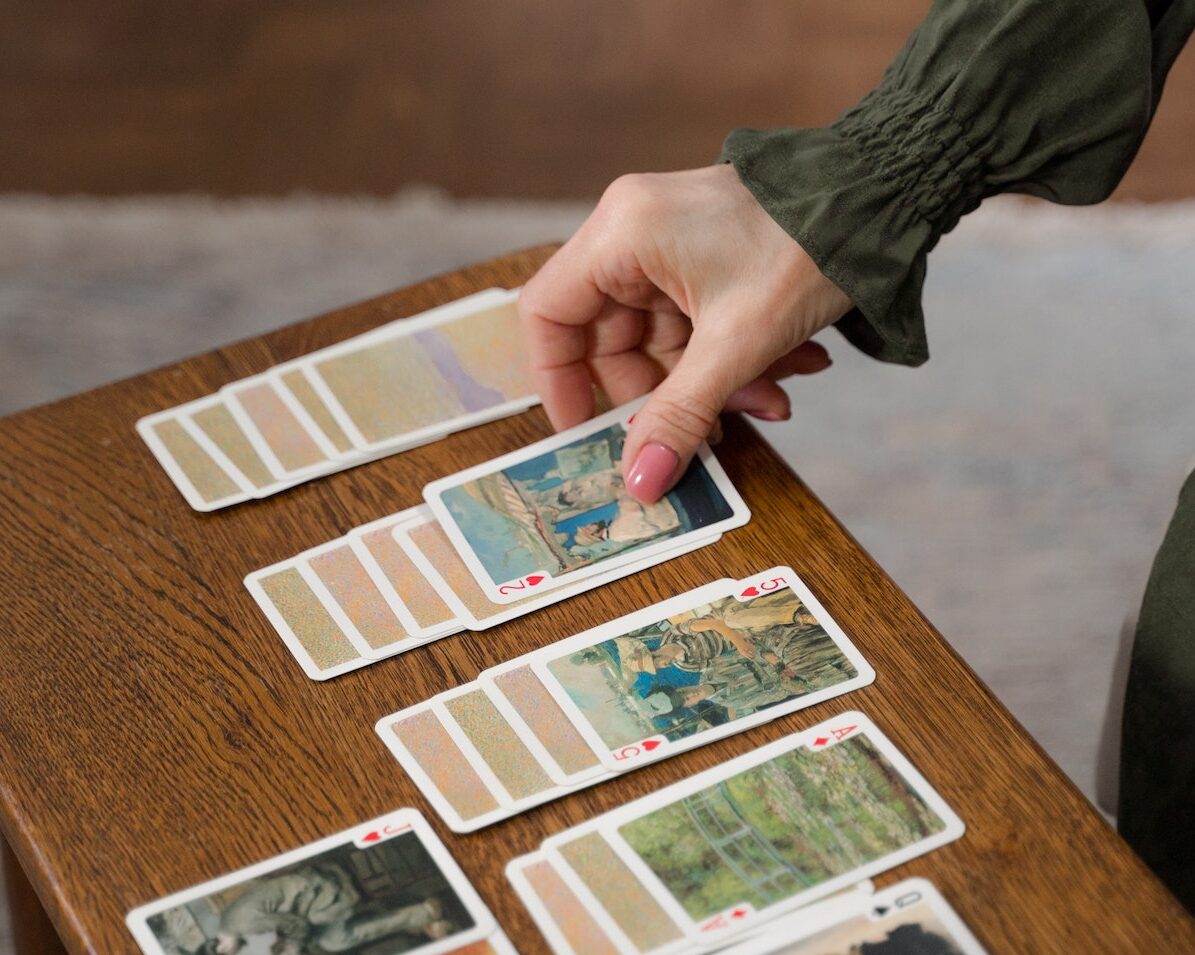 Παίξε πασιέτζα και τρώγε μήλα αν θέλεις να κρατήσεις σε εγρήγορση τον εγκέφαλο σου