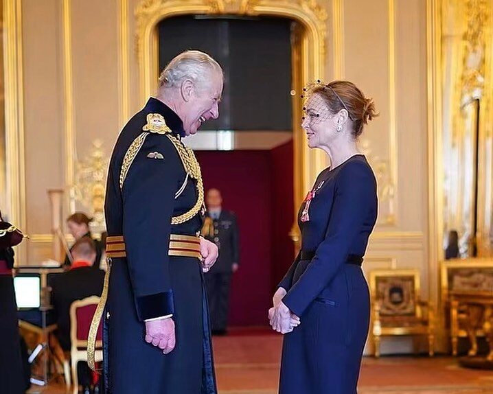 Stella McCartney: Τιμήθηκε από τον βασιλιά Κάρολο για τις υπηρεσίες της στη μόδα και τη βιωσιμότητα