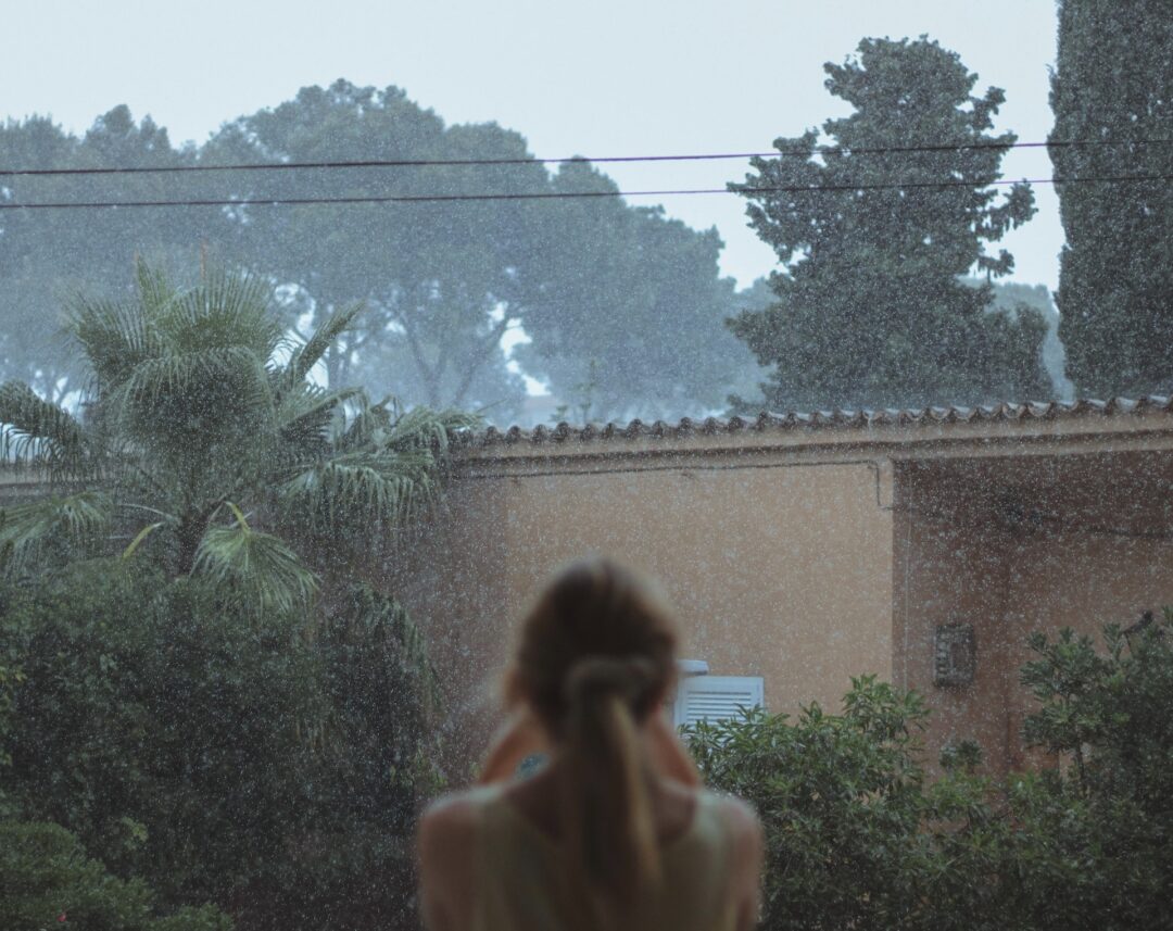 κοπέλα και βροχή