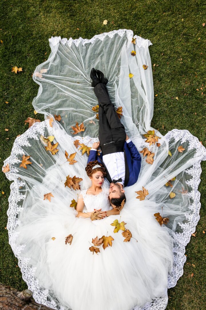 γαμπρος και νύφη ξαπλώμενοι στο γρασίδι