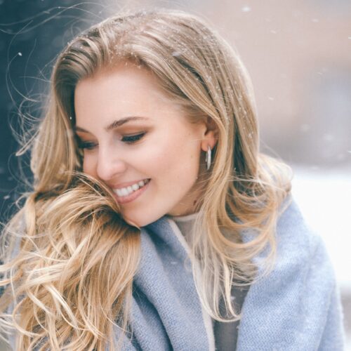γυνακα που χαμογελαει και χιονιζει