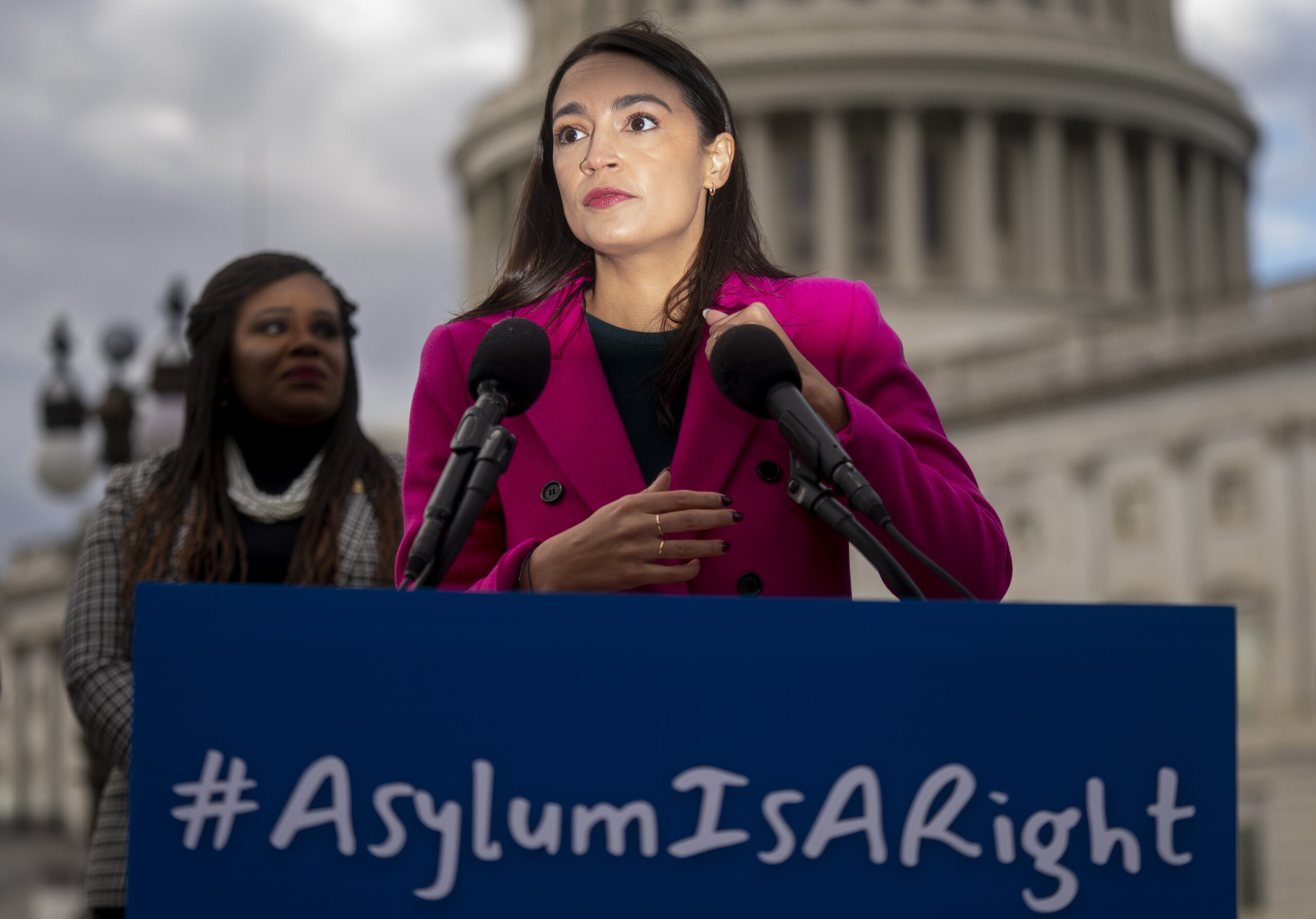 Η Alexandria Ocasio-Cortez έχει «ανοικτούς λογαριασμούς» με το Met Gala- Το ποσό που οφείλει