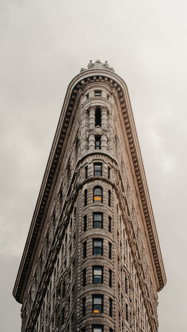 Το διάσημο κτίριο Flatiron Building θα βγει σε δημοπρασία