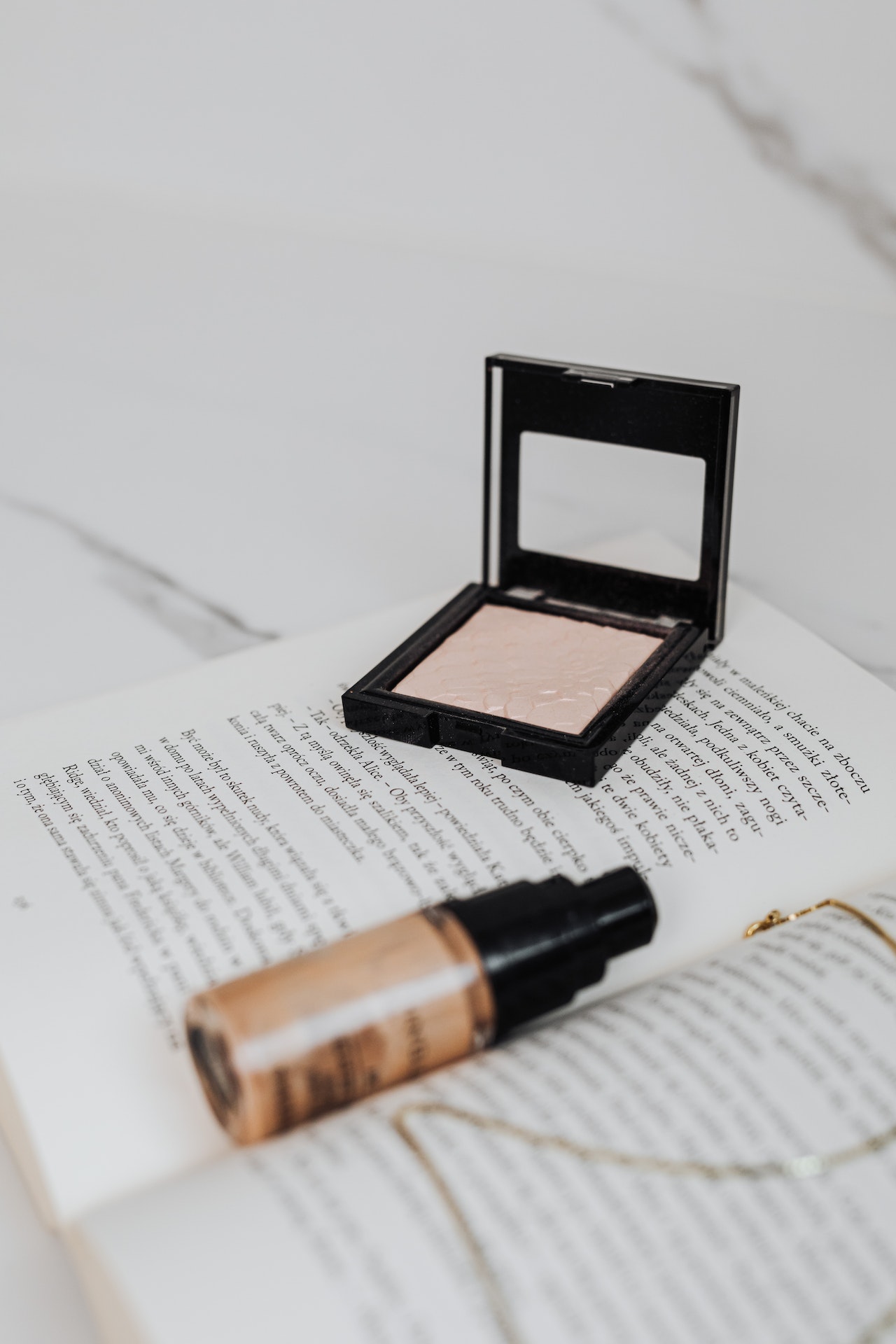 Powder Vs Liquid Foundation: Ποιο ταιριάζει καλύτερα στη δική σου επιδερμίδα