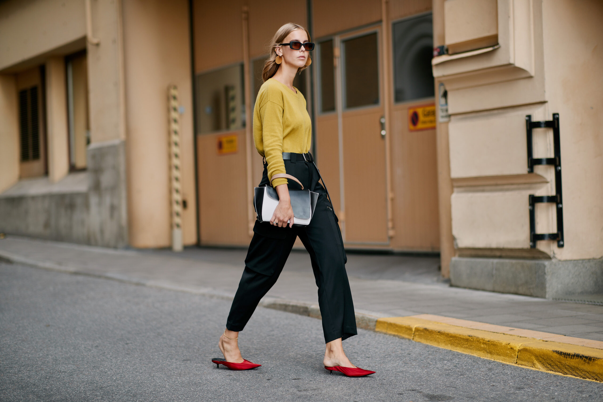 Shopping: Ανοιξιάτικα office look με 3 διαφορετικά στιλ παντελονιών