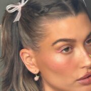 Tα Buttercup νύχια της Hailey Bieber είναι τέλειo μανικιούρ για την άνοιξη