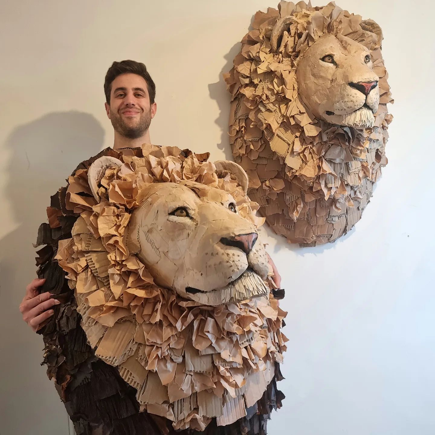 Ρεαλιστικά γλυπτά ζώων φτιαγμένα εξ ολοκλήρου από ανακυκλωμένο χαρτόνι