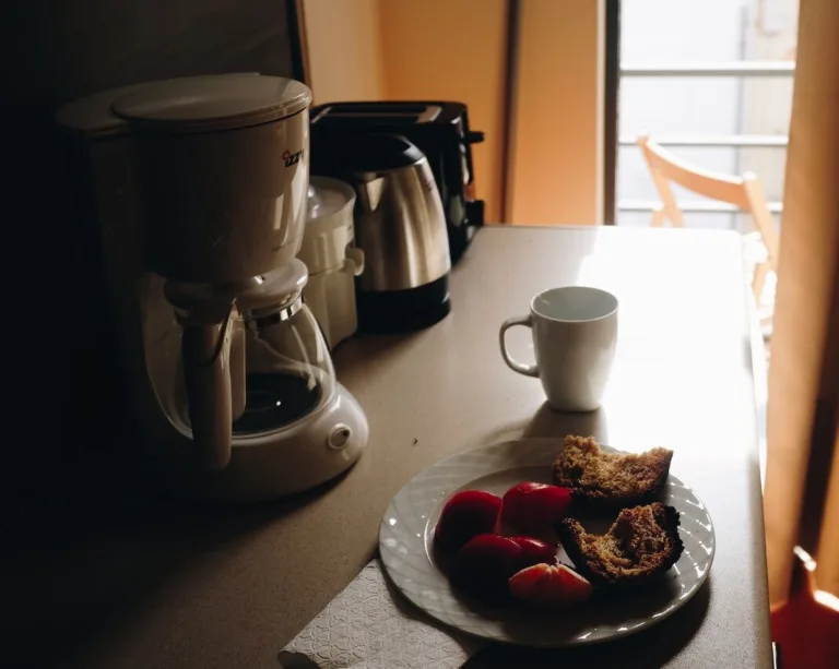 Η καφετιέρα σου πρέπει να βρίσκεται στην κρεβατοκάμαρα και υπάρχει λόγος για αυτό  