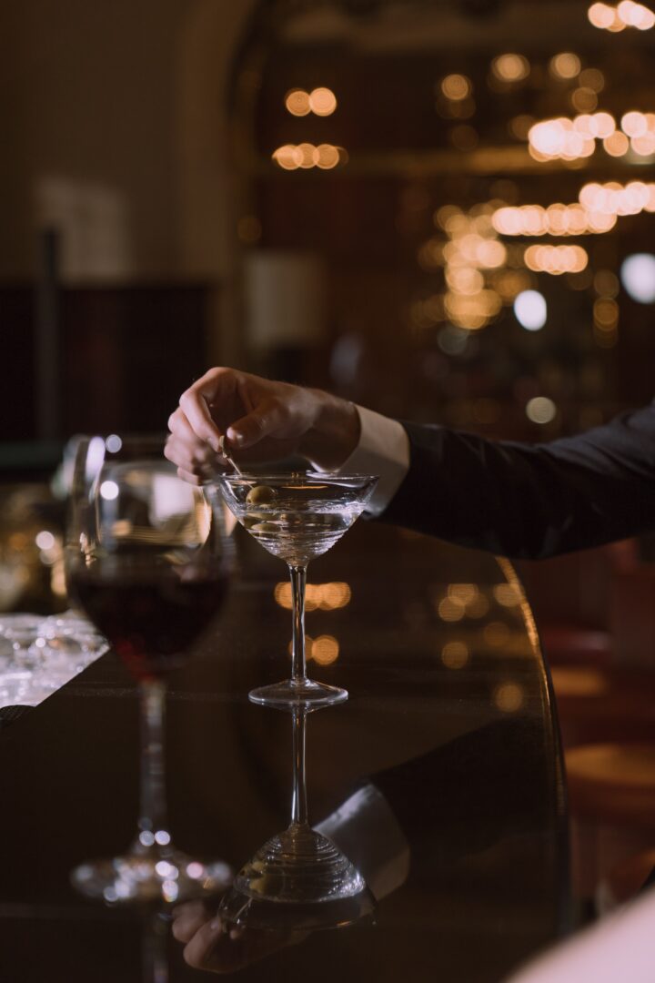 Μartini: Φτιάξε το κλασικό cocktail που αγαπά ο James Bond και μυήσου στην ιστορία του