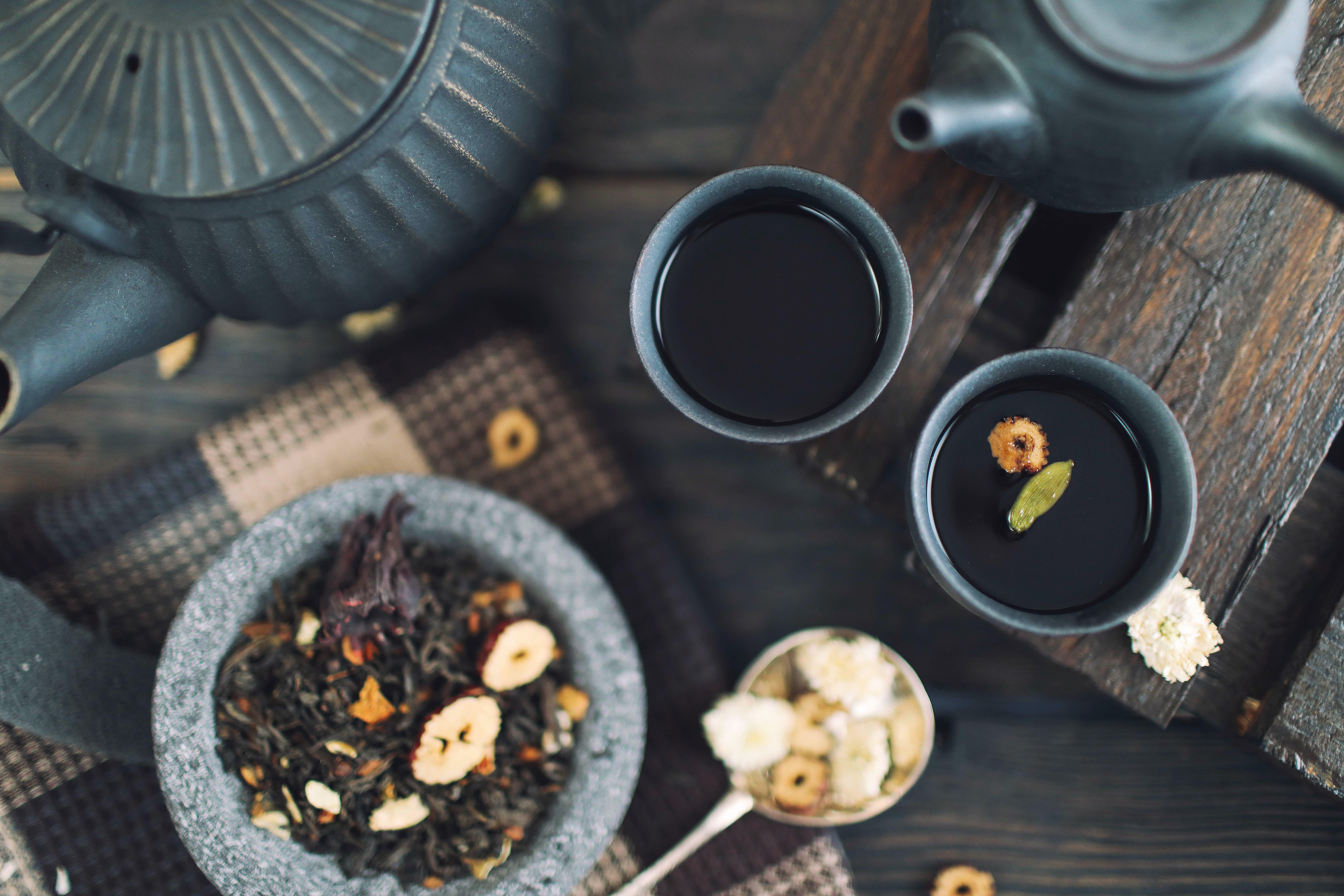 Πράσινο ή μαύρο τσάι; Πώς να το επιλέξεις ανάλογα με το τι ζητά ο οργανισμός σου