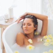 Πριν πεις όχι σε ένα απολαυστικό μπάνιο με βρώμη δες 9 λόγους που θα σου αλλάξουν γνώμη